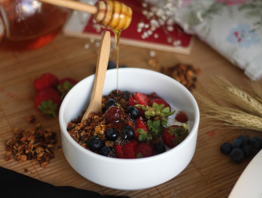 Snídaně – granola, med a čerstvé ovoce